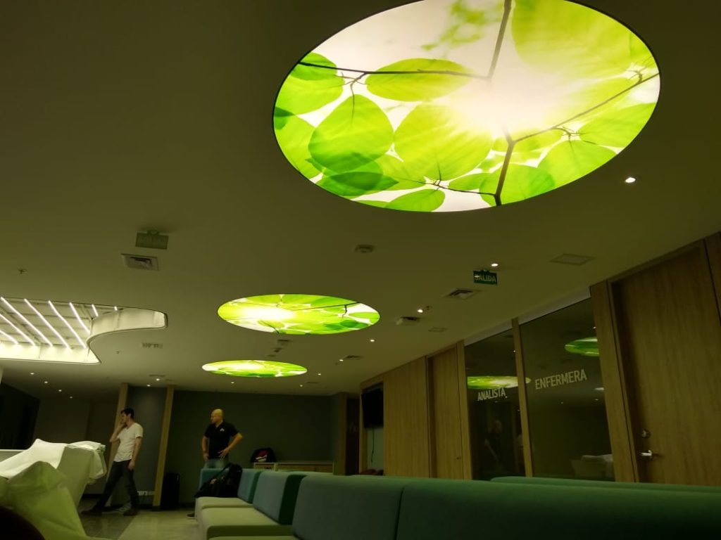 Instalación de membrana tensada retroiluminada con diseño orgánico en cielo raso