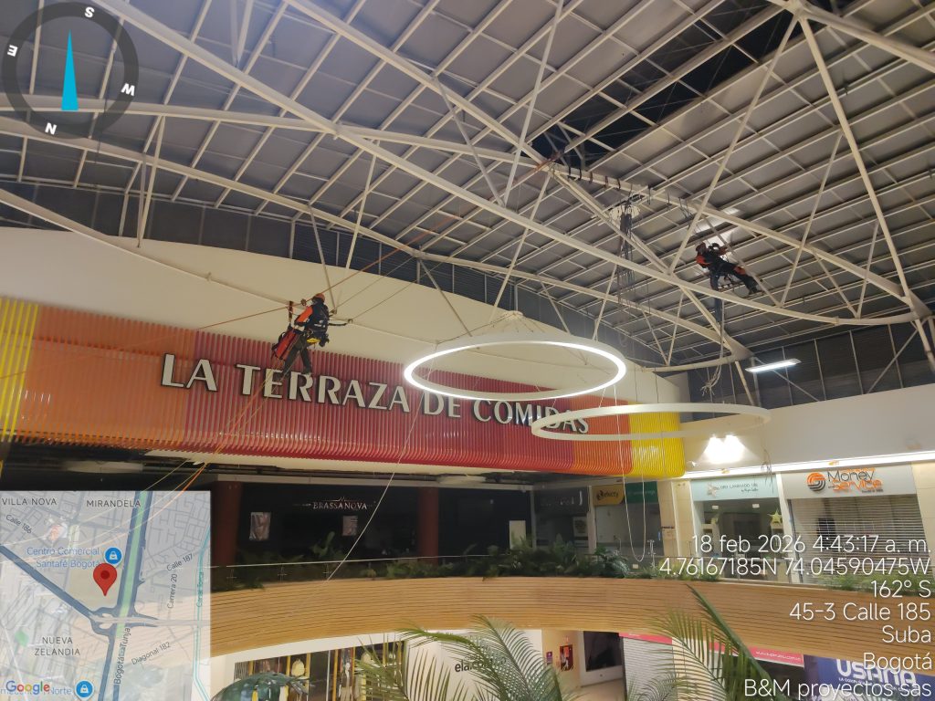 Instalación de iluminación empotrada en cielo raso de centro comercial