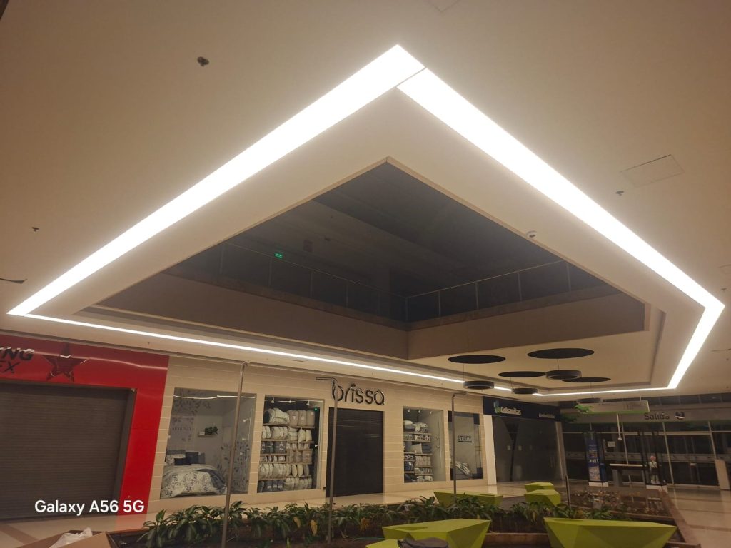 Instalación de luminaria lineal en cielo raso de centro comercial en Yopal