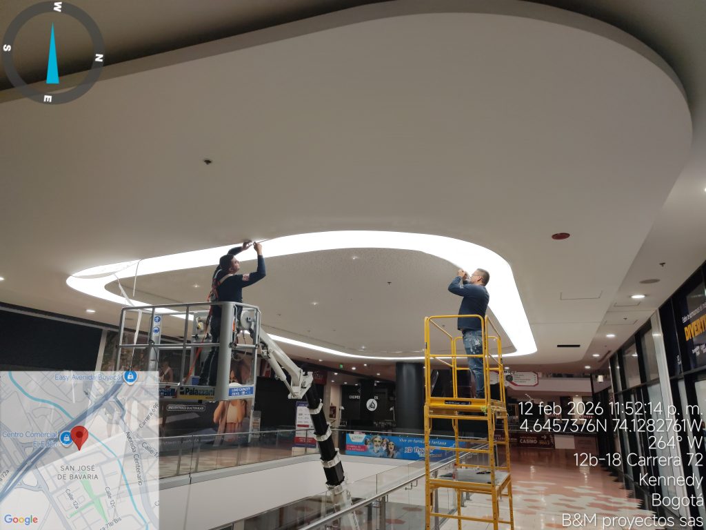 Instalación de estructura lumínica curva en obra por B&M Proyectos