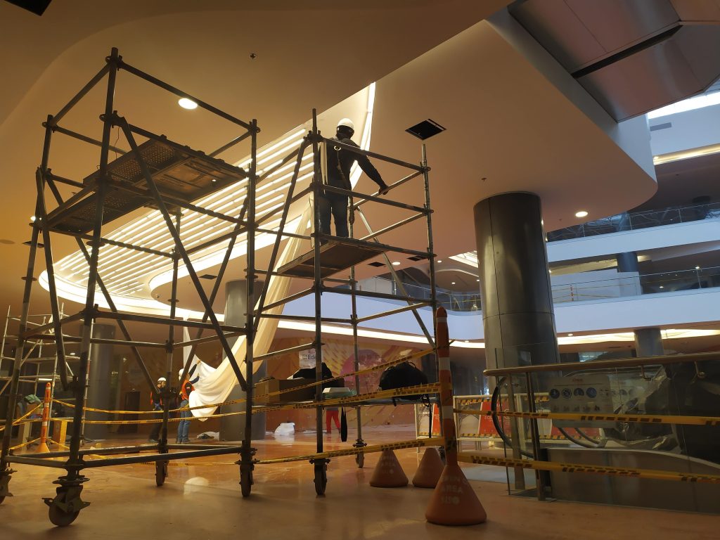 Instalación en obra de estructura lumínica curva en centro comercial