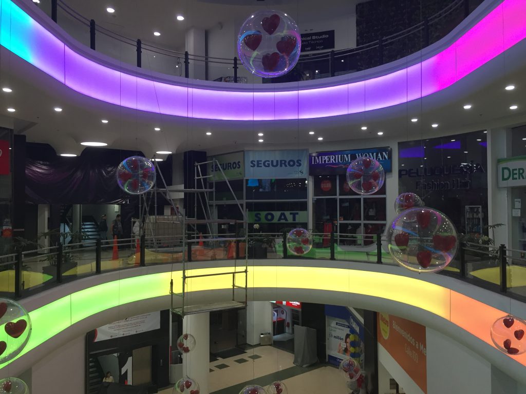 Instalación de iluminación decorativa en cielo raso de centro comercial