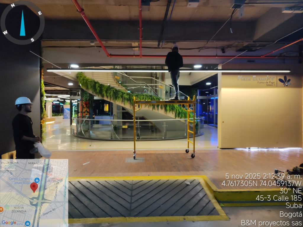 Iluminación arquitectónica en zona comercial con vegetación