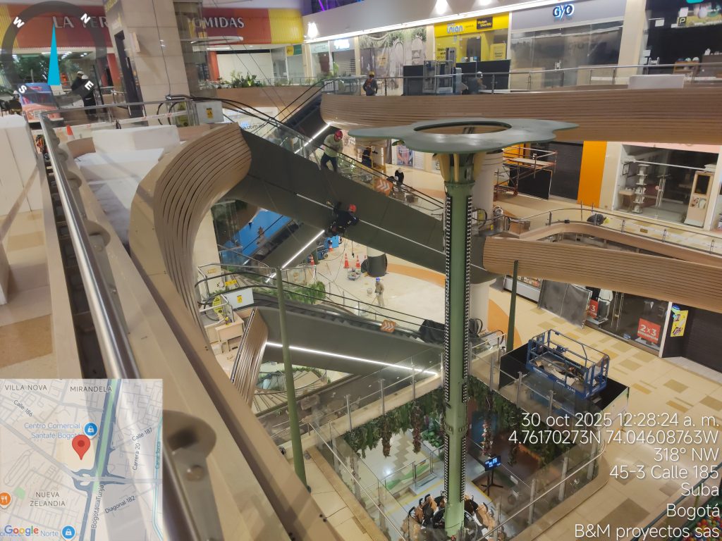 Iluminación arquitectónica en escaleras y niveles de centro comercial