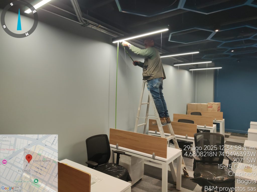 Técnico de B&M Proyectos instalando iluminación arquitectónica en obra