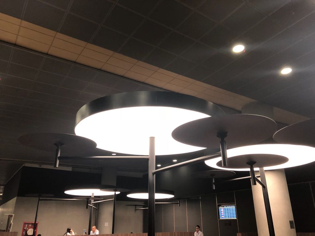 Instalación de plafones lumínicos circulares en sala VIP