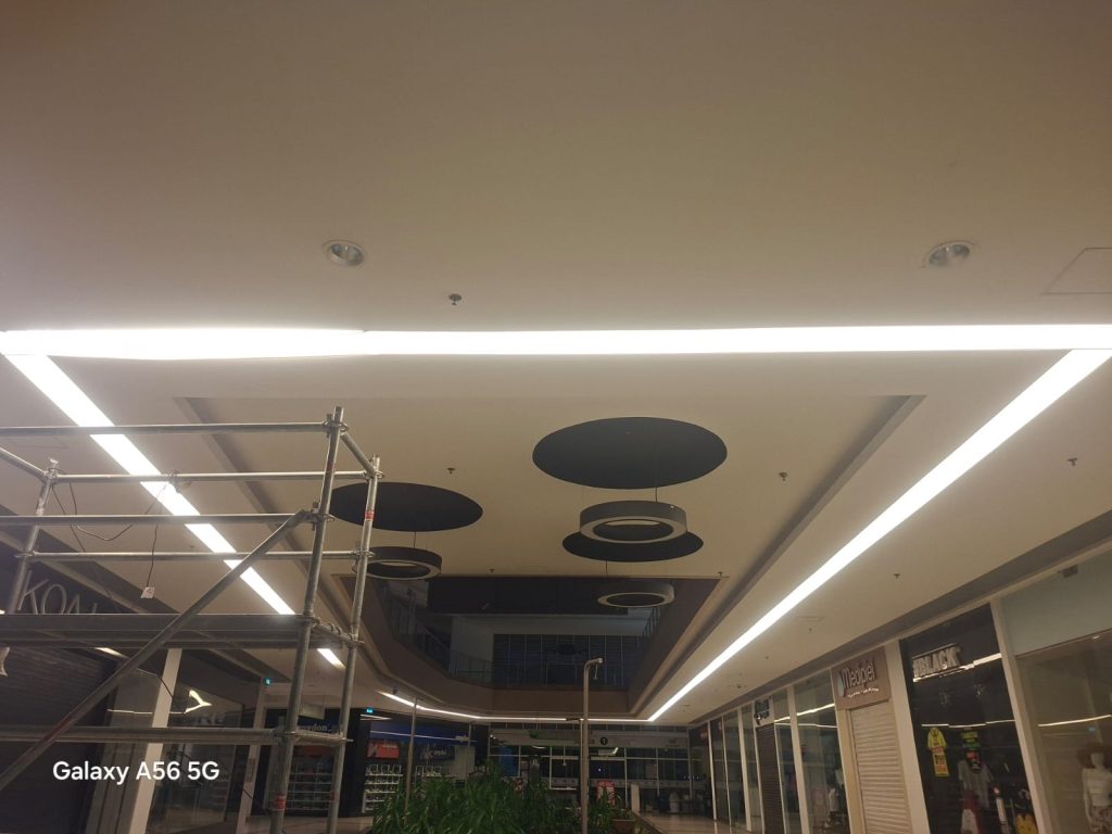 Instalación de iluminación lineal y empotrada en centro comercial en Yopal